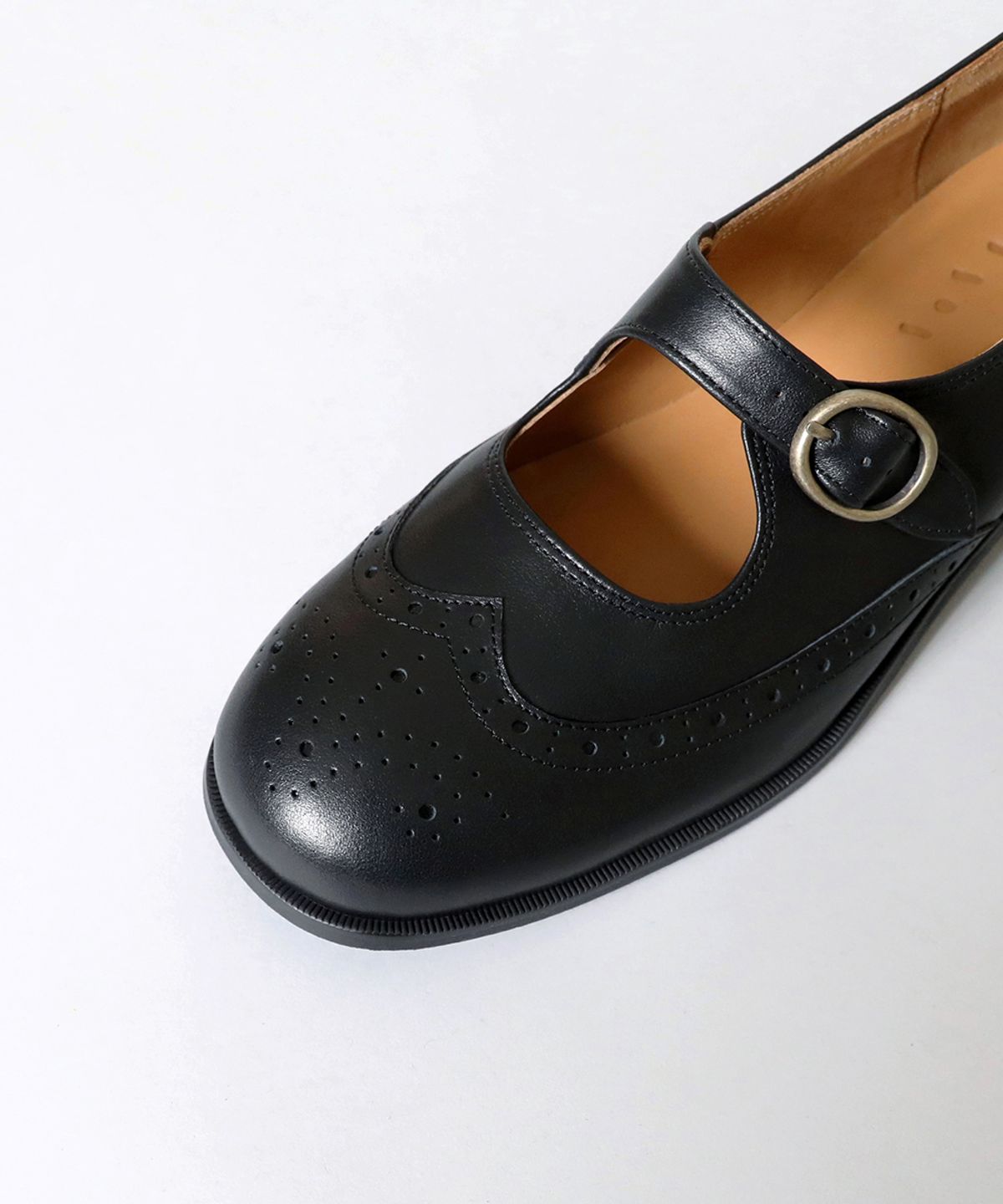 흰(HEENN) Wingtip Brogue Mary Jane Shoes . Black