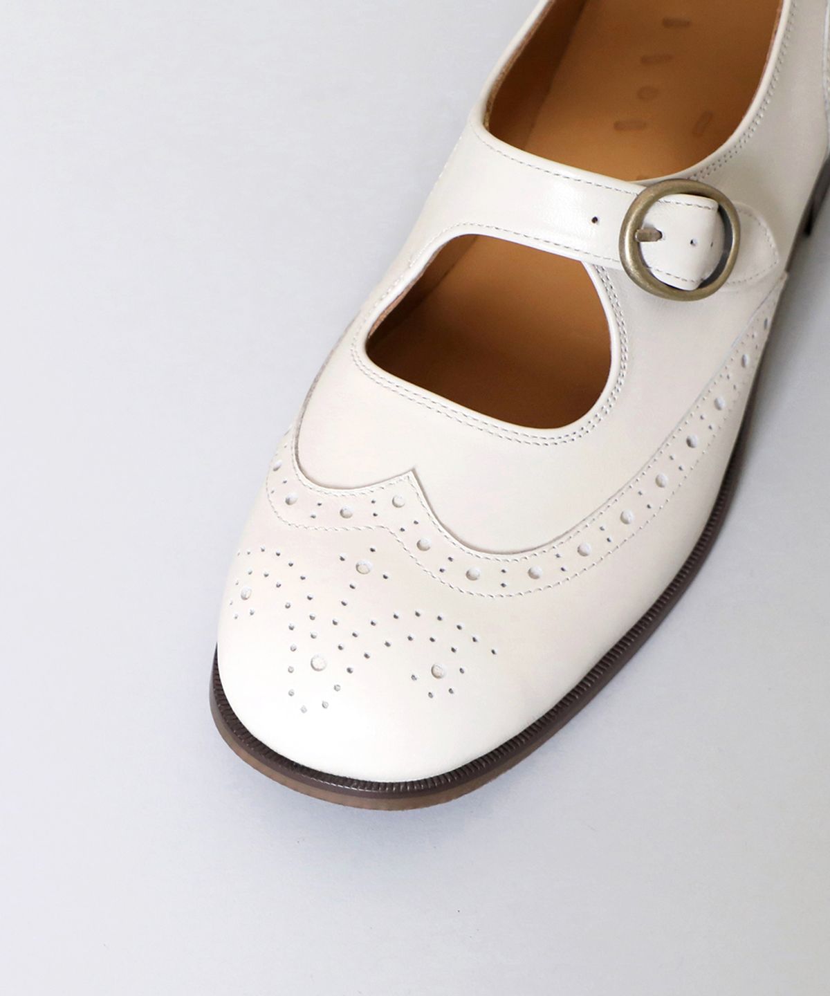 흰(HEENN) Wingtip Brogue Mary Jane Shoes . White