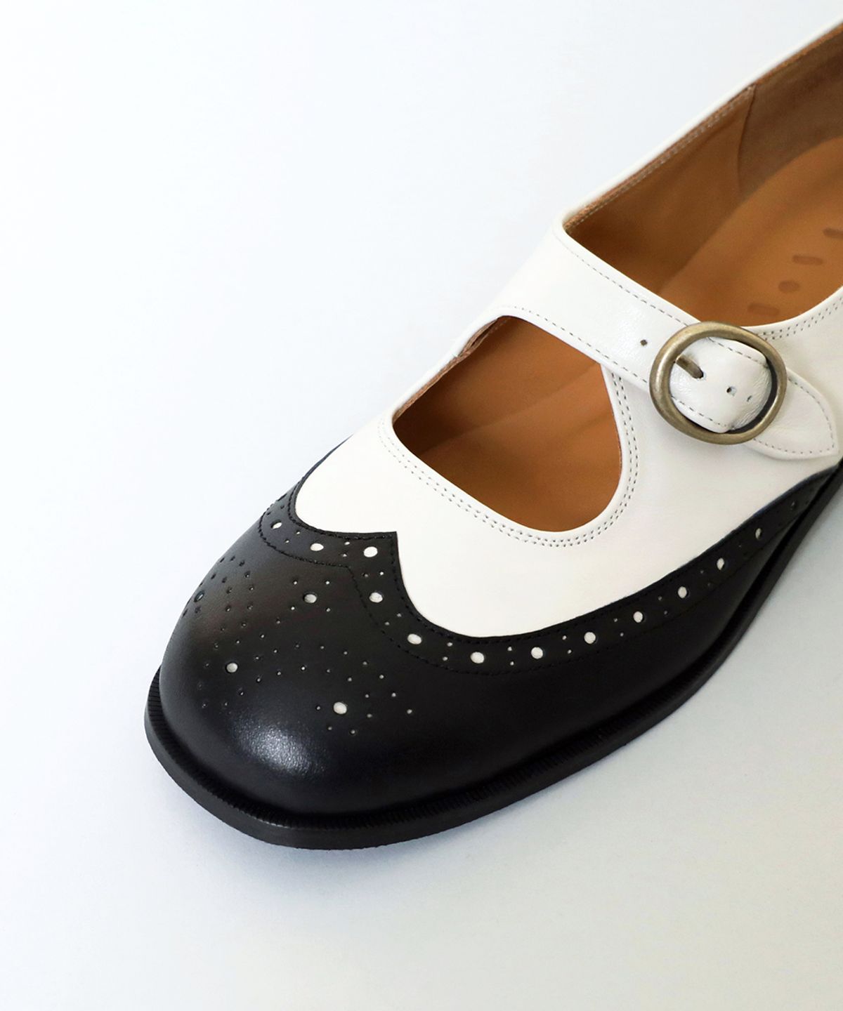 흰(HEENN) Wingtip Brogue Mary Jane Shoes . Black & White