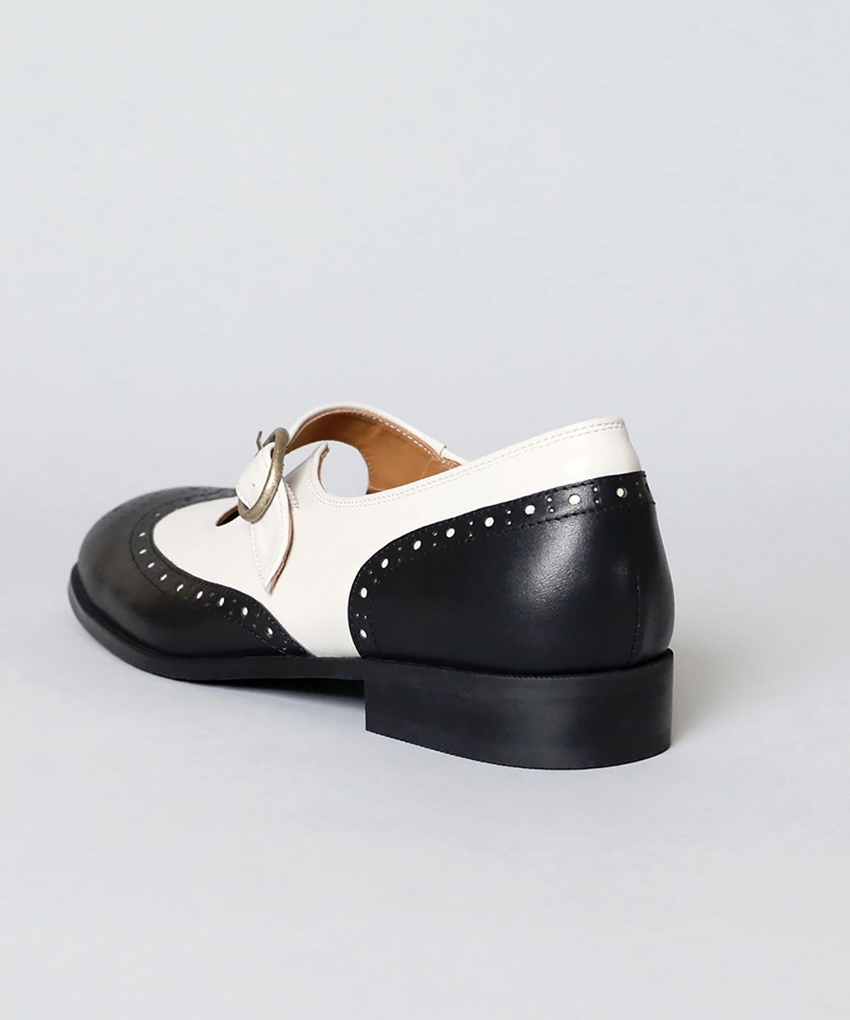 흰(HEENN) Wingtip Brogue Mary Jane Shoes . Black & White