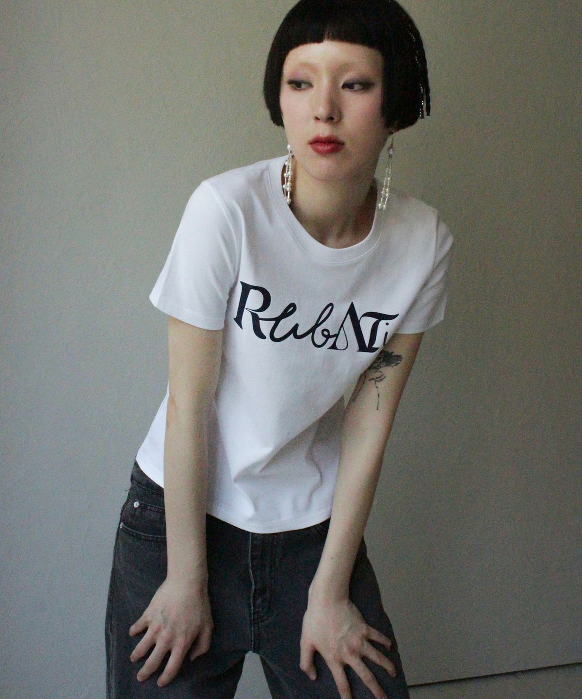 루바티(RUBATI) 레터링 로고 티셔츠_화이트 네이비