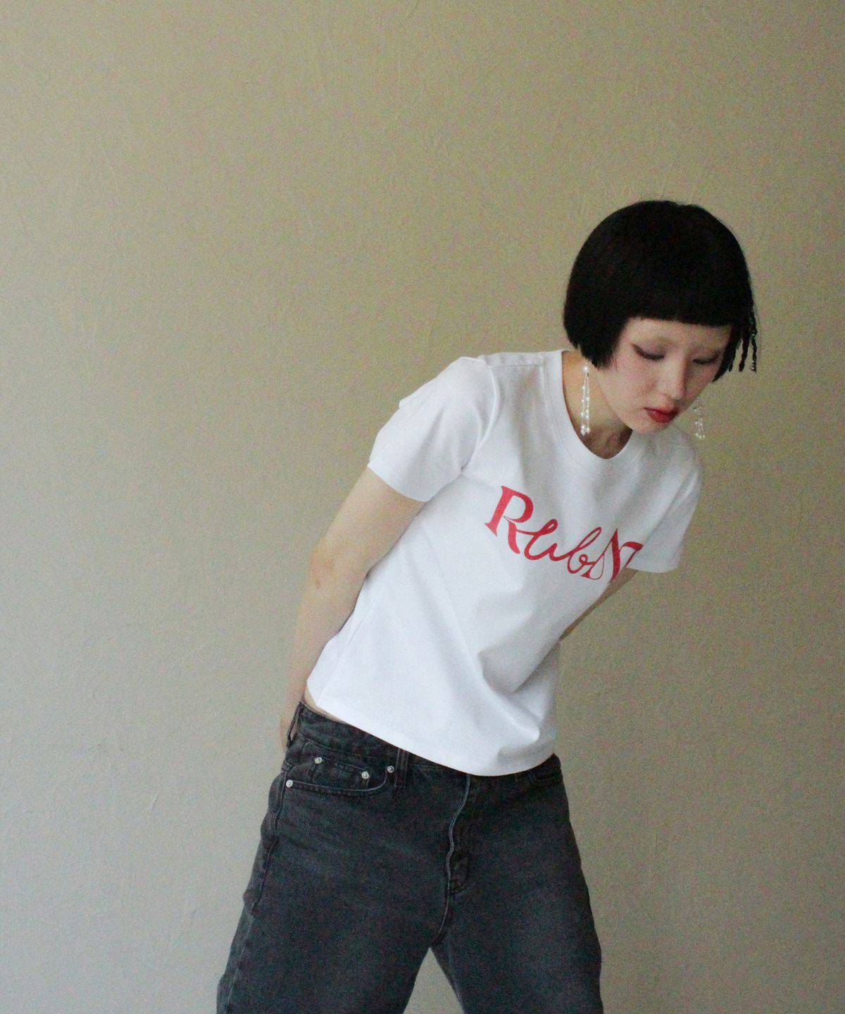 루바티(RUBATI) 레터링 로고 티셔츠_화이트 핑크