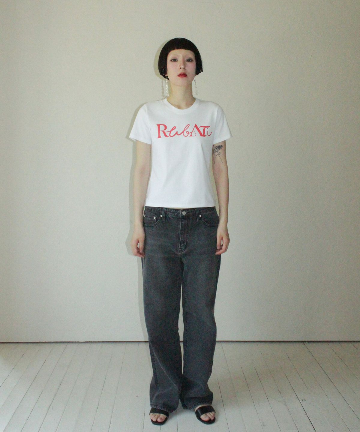 루바티(RUBATI) 레터링 로고 티셔츠_화이트 핑크
