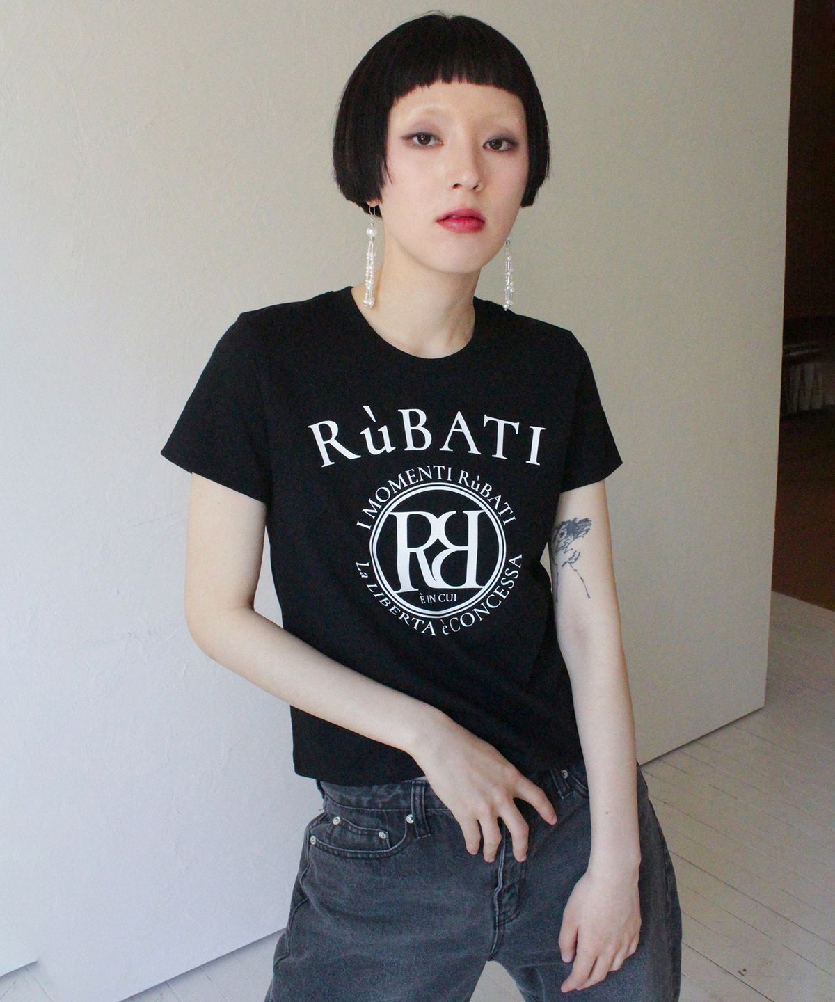 루바티(RUBATI) 아크 로고 티셔츠_블랙