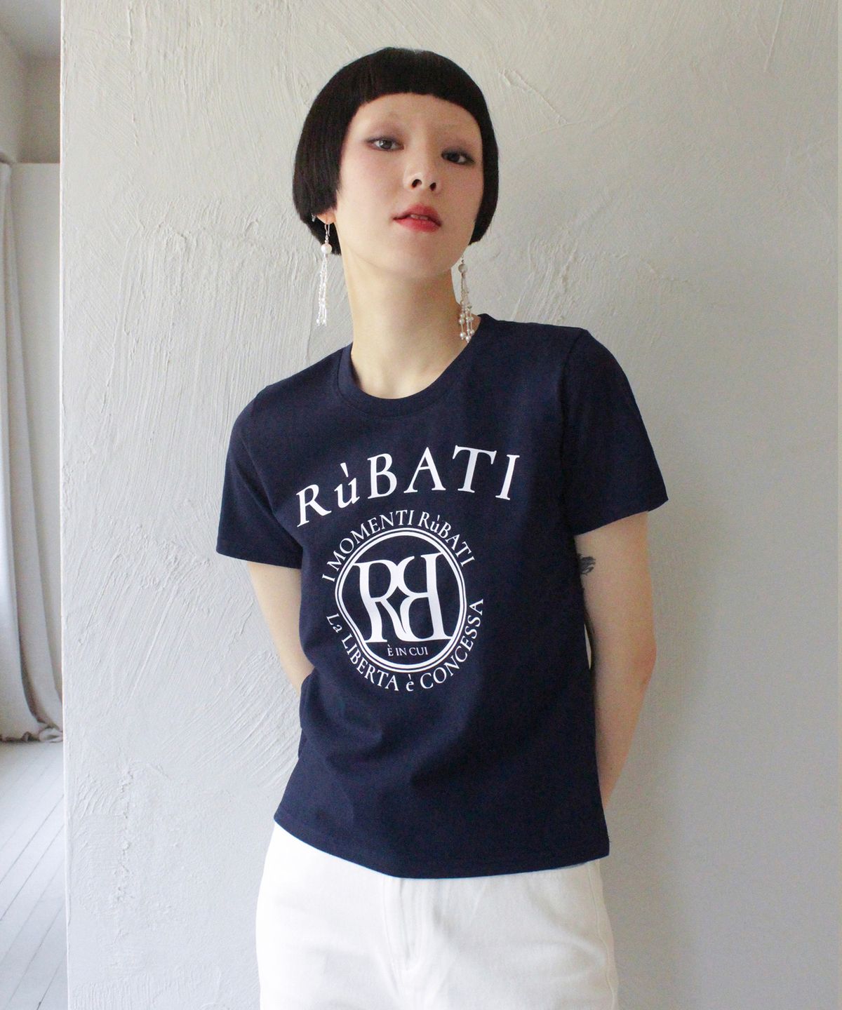 루바티(RUBATI) 아크 로고 티셔츠_네이비
