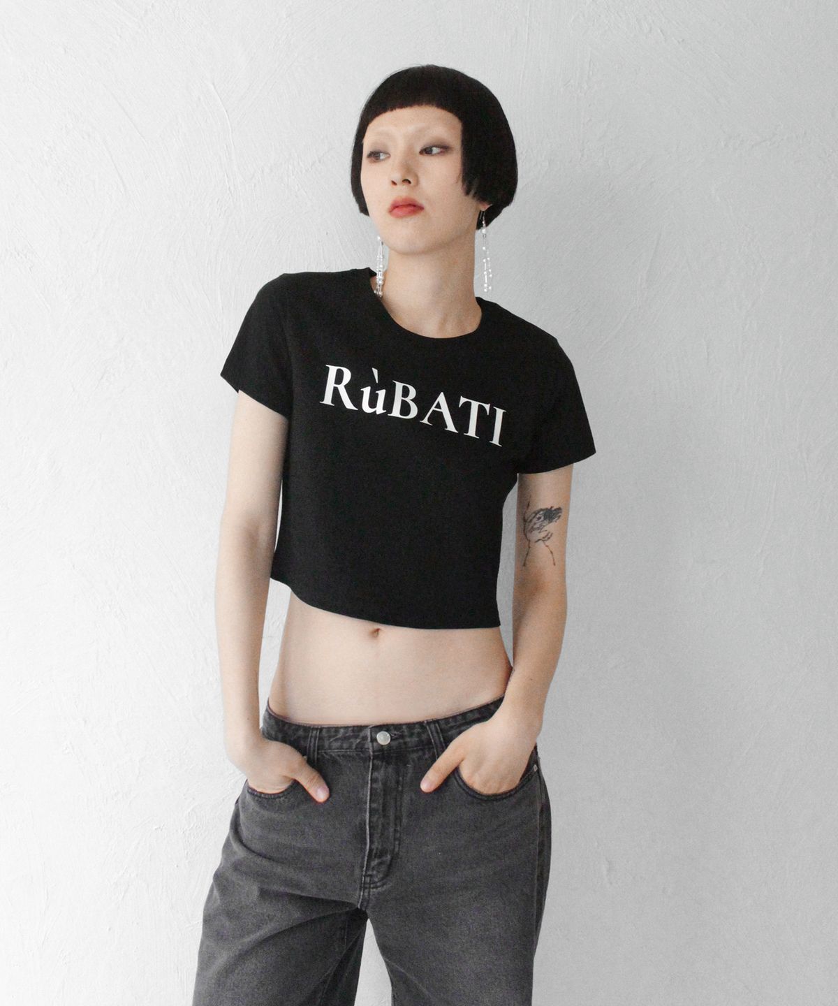 루바티(RUBATI) 로고 크롭 티셔츠_블랙