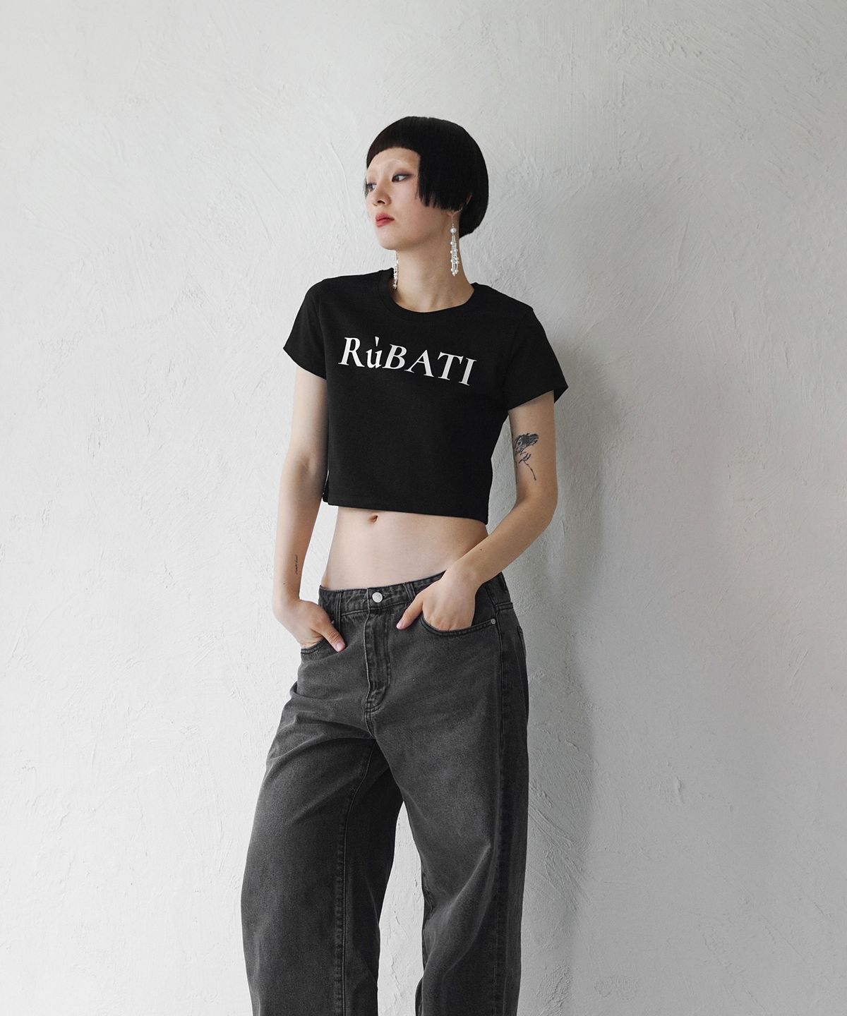 루바티(RUBATI) 로고 크롭 티셔츠_블랙
