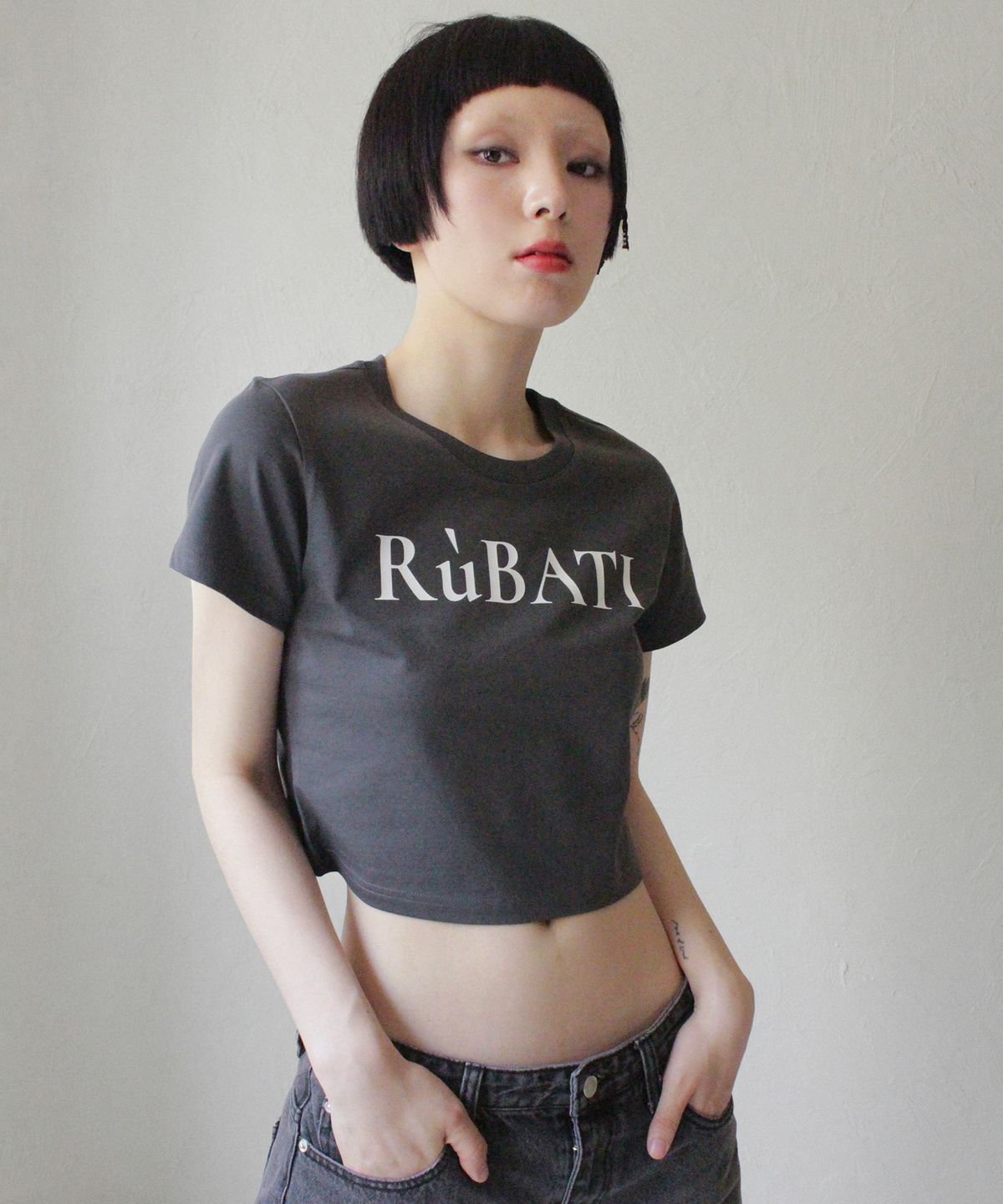 루바티(RUBATI) 로고 크롭 티셔츠_차콜