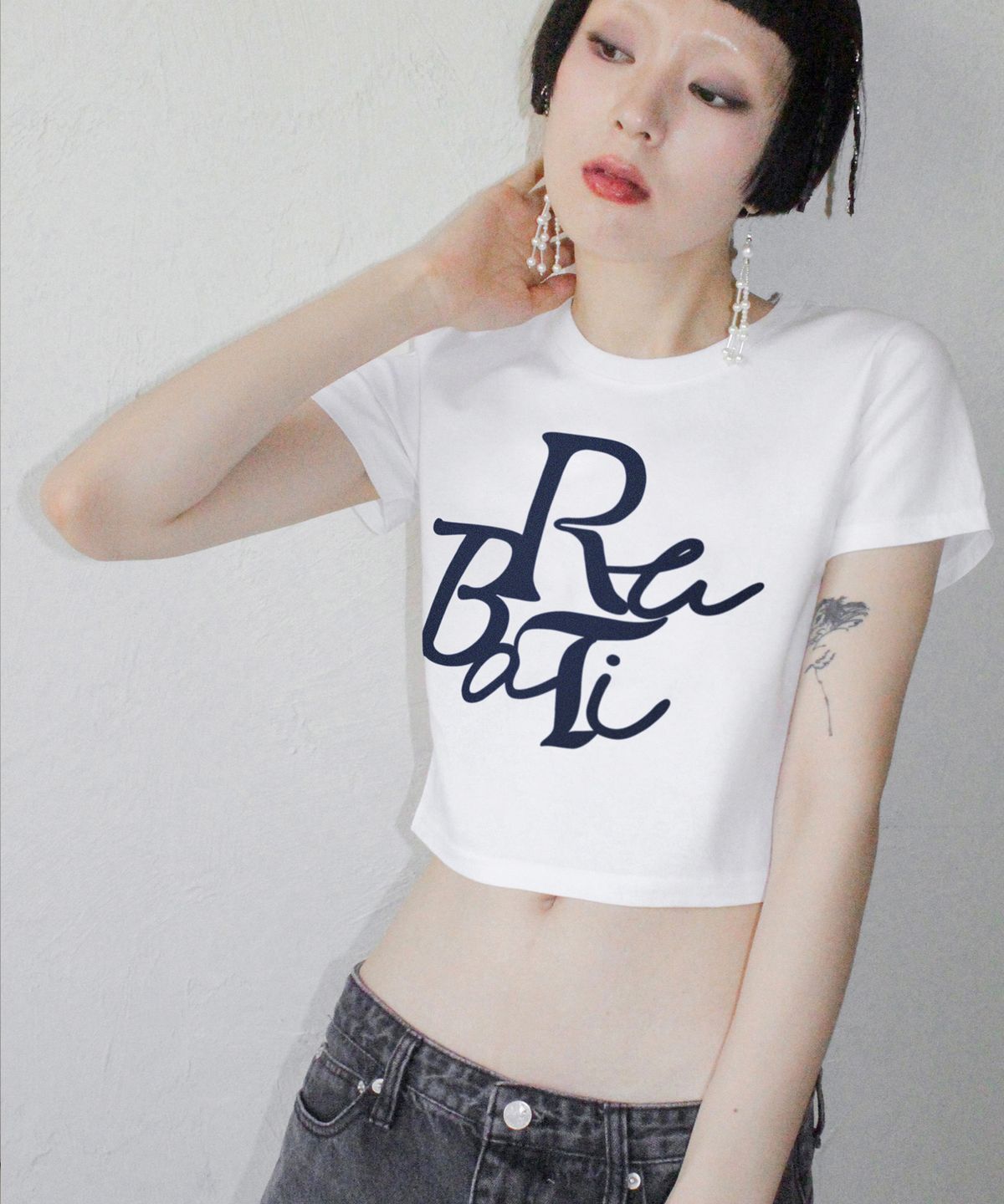 루바티(RUBATI) 빅로고 크롭 티셔츠_화이트