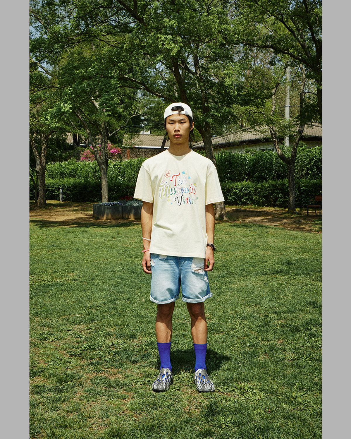 더뮤지엄비지터(THEMUSEUMVISITOR) HAND KNITTED DAMAGED DENIM SHORTS (BLUE)