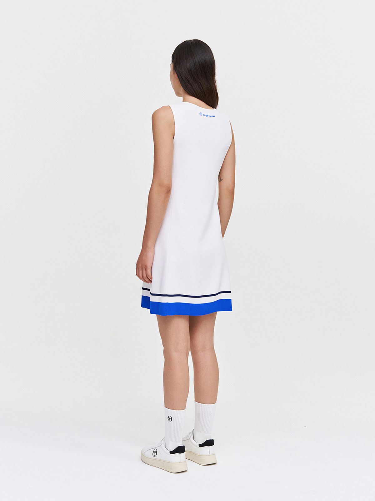 세르지오 타키니(SERGIO TACCHINI) W 리조트 니트 라운드넥 플레어 슬리브리스 드레스 (White)