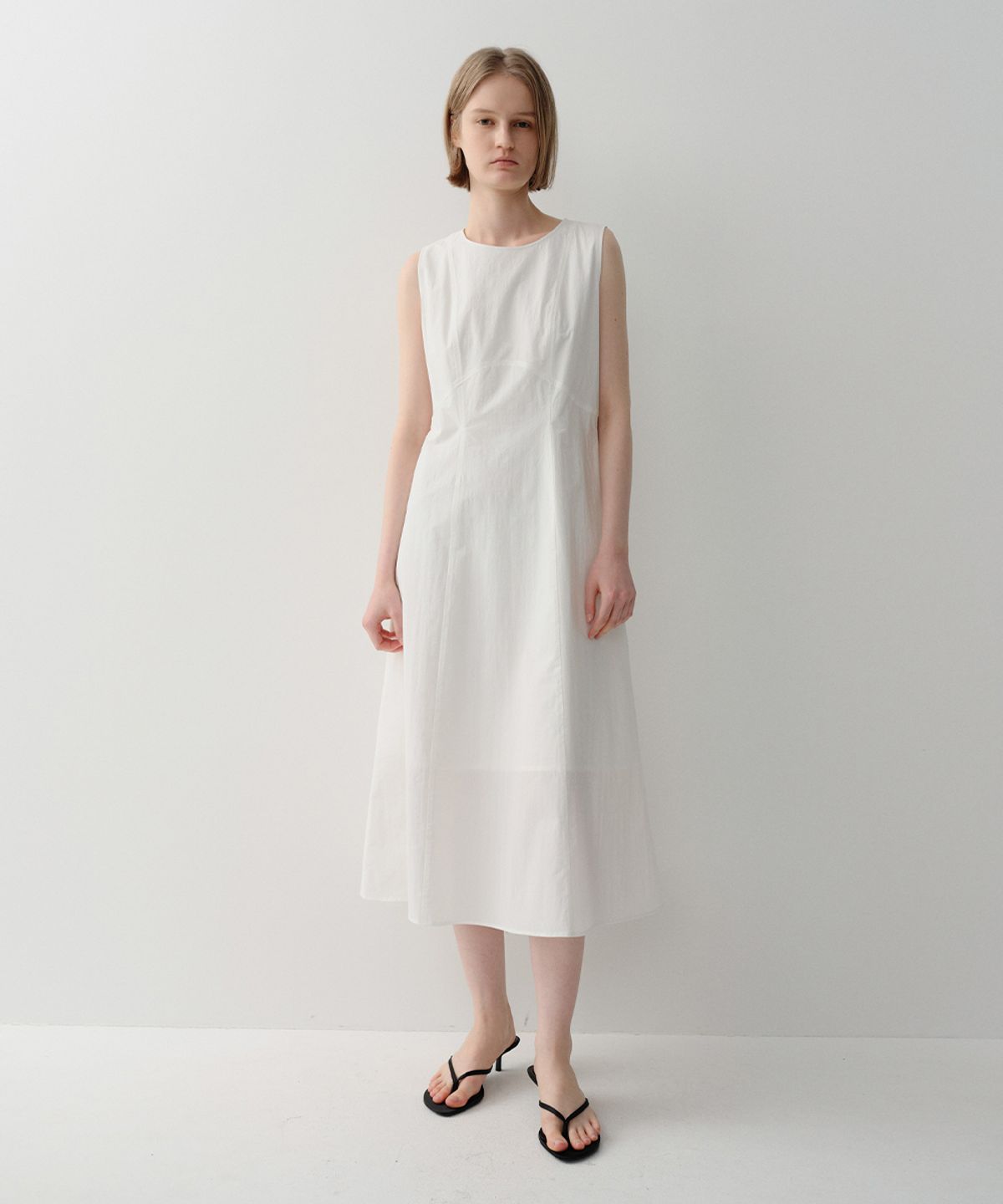 이아(EAAH) RAYE SLEEVELESS DRESS (WHITE)