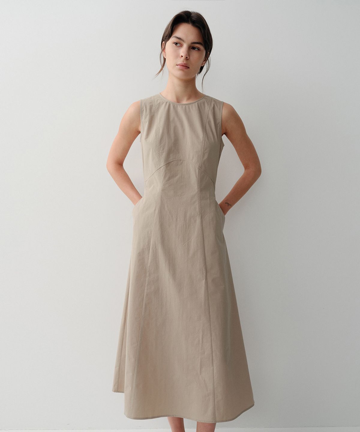 이아(EAAH) RAYE SLEEVELESS DRESS (BEIGE)