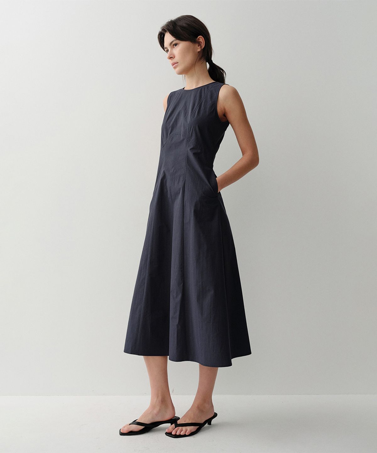 이아(EAAH) RAYE SLEEVELESS DRESS (NAVY)