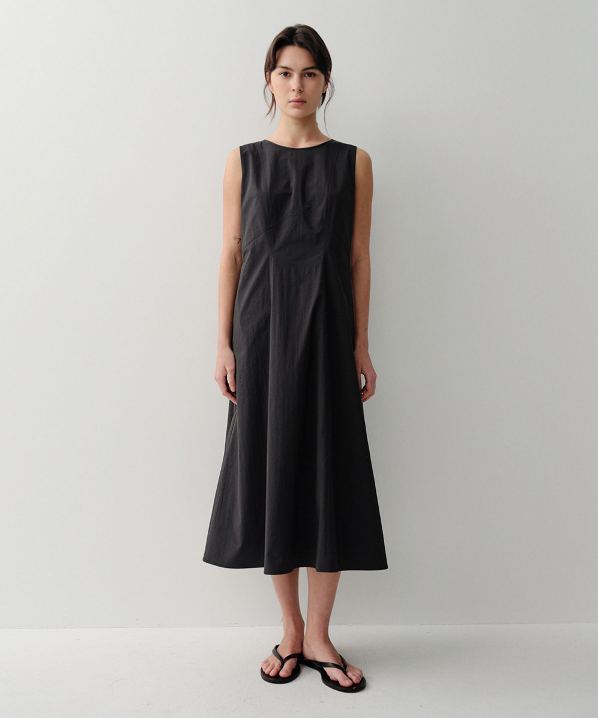 이아(EAAH) RAYE SLEEVELESS DRESS (BLACK)