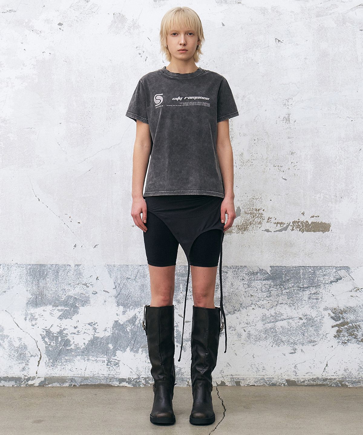 인사일런스 우먼(INSILENCE WOMEN) 심볼 로고 티셔츠 CHARCOAL