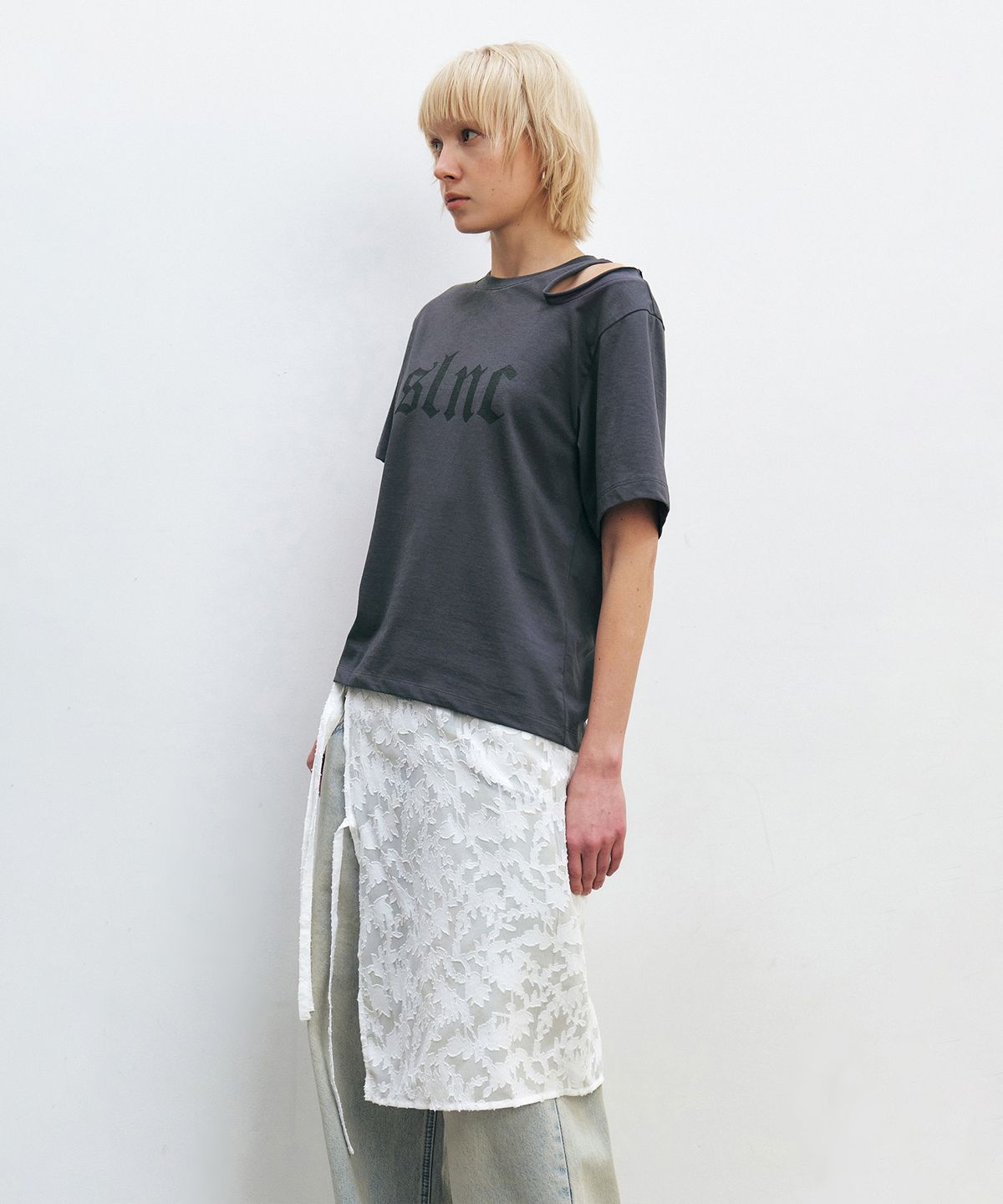 인사일런스 우먼(INSILENCE WOMEN) SLNC 컷아웃 티셔츠 CHARCOAL