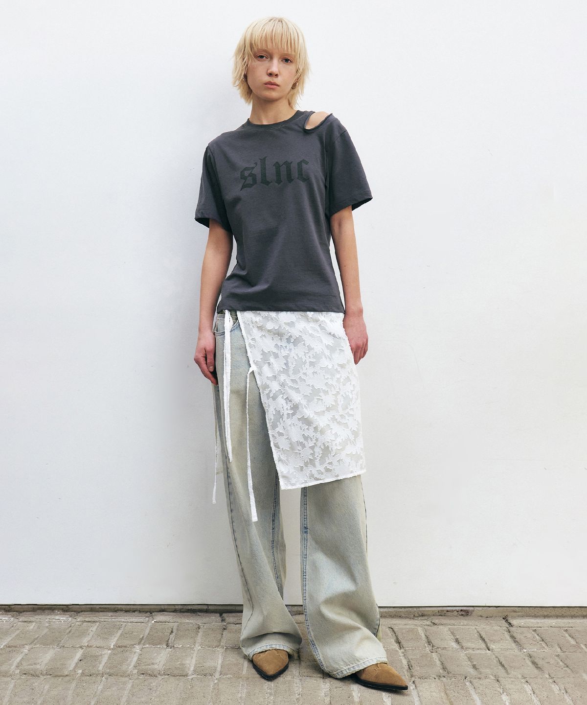 인사일런스 우먼(INSILENCE WOMEN) SLNC 컷아웃 티셔츠 CHARCOAL