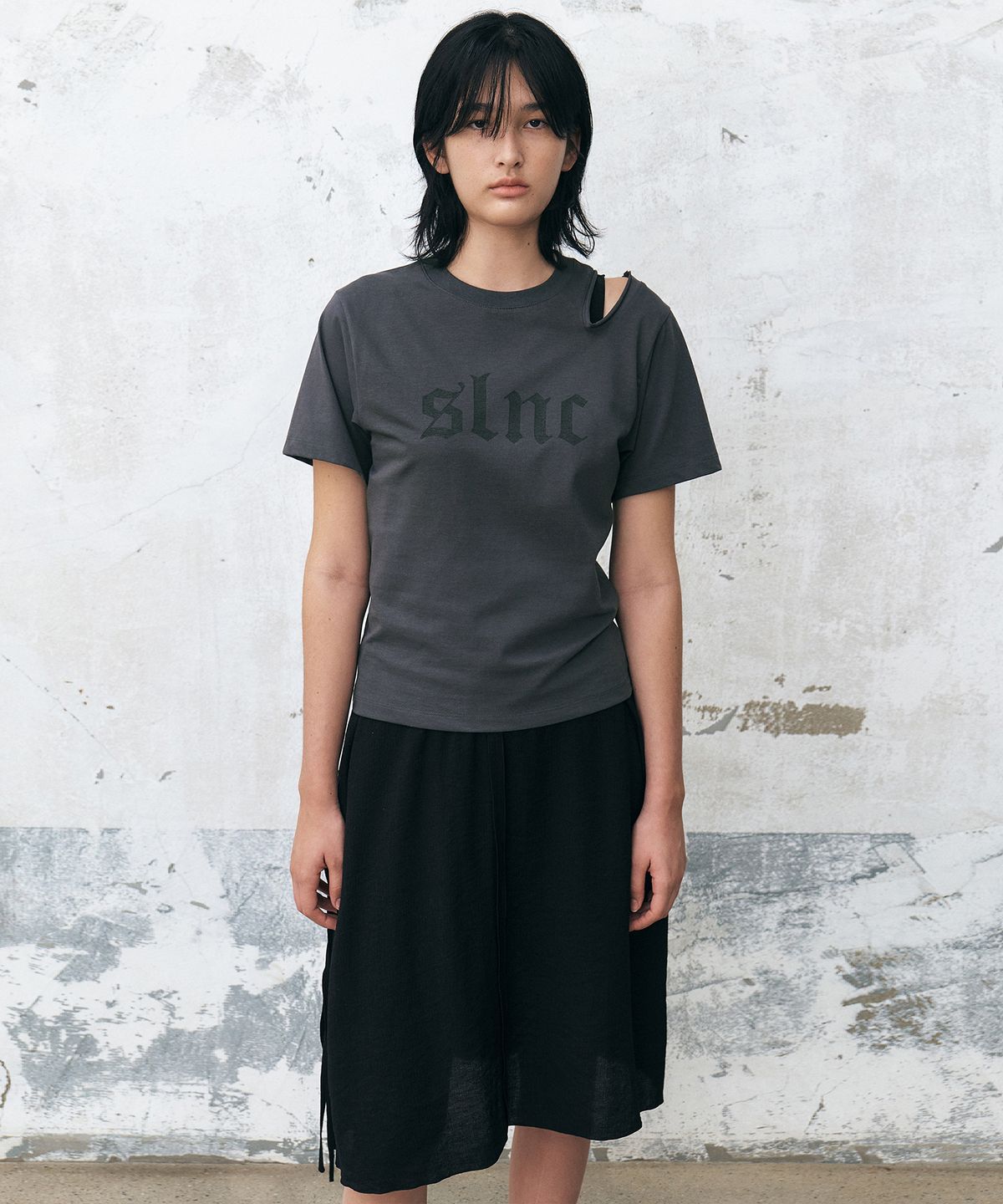 인사일런스 우먼(INSILENCE WOMEN) SLNC 컷아웃 티셔츠 CHARCOAL