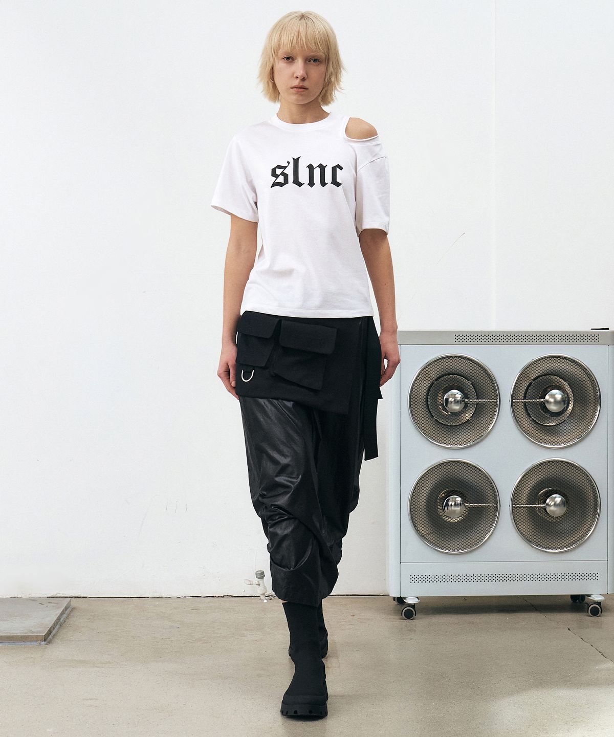 인사일런스 우먼(INSILENCE WOMEN) SLNC 컷아웃 티셔츠 WHITE