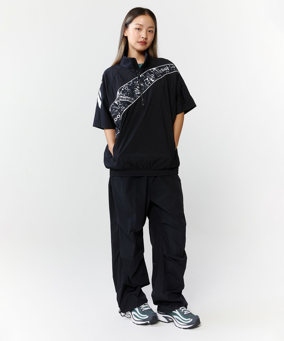 리복(REEBOK) 패널드 벡터 반팔 아노락 - 블랙