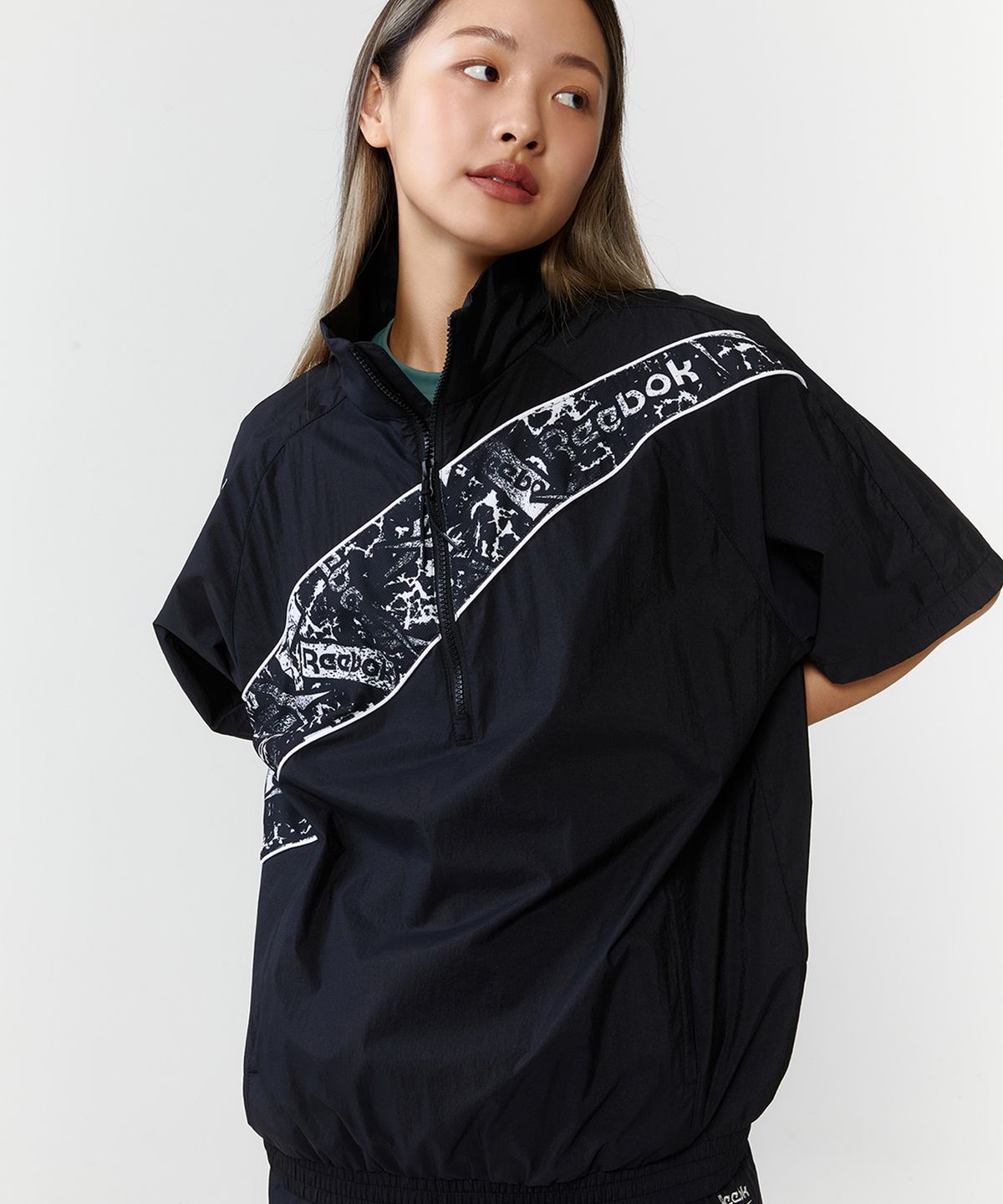 리복(REEBOK) 패널드 벡터 반팔 아노락 - 블랙