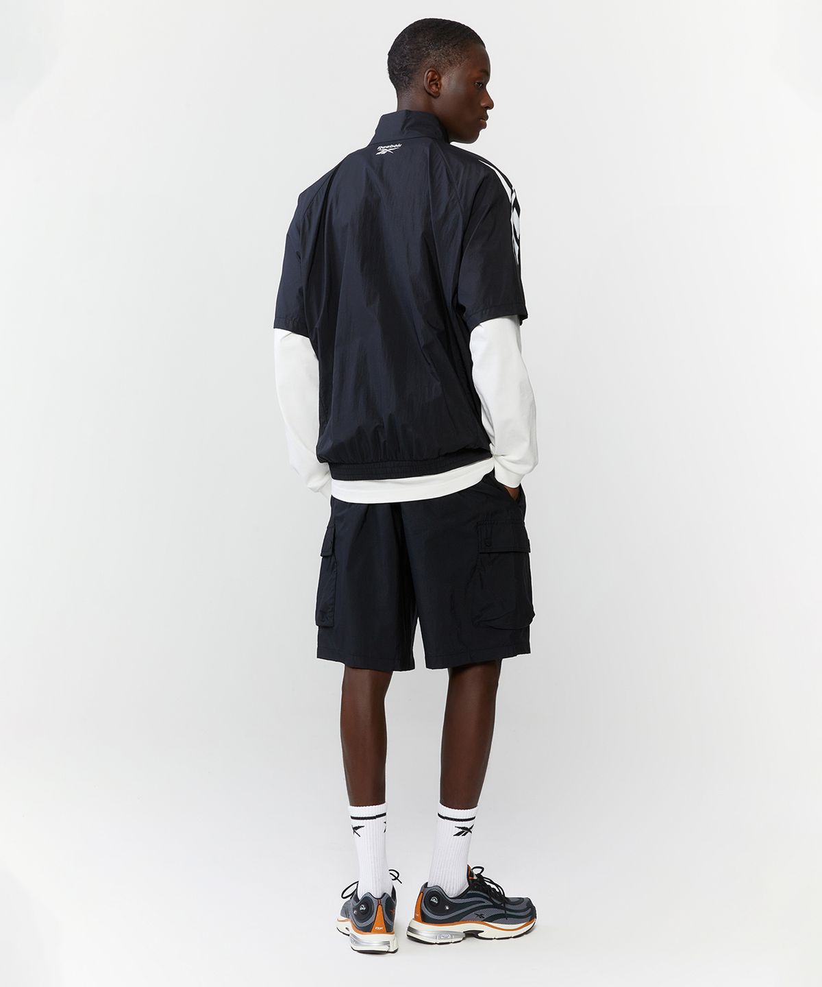 리복(REEBOK) 패널드 벡터 반팔 아노락 - 블랙