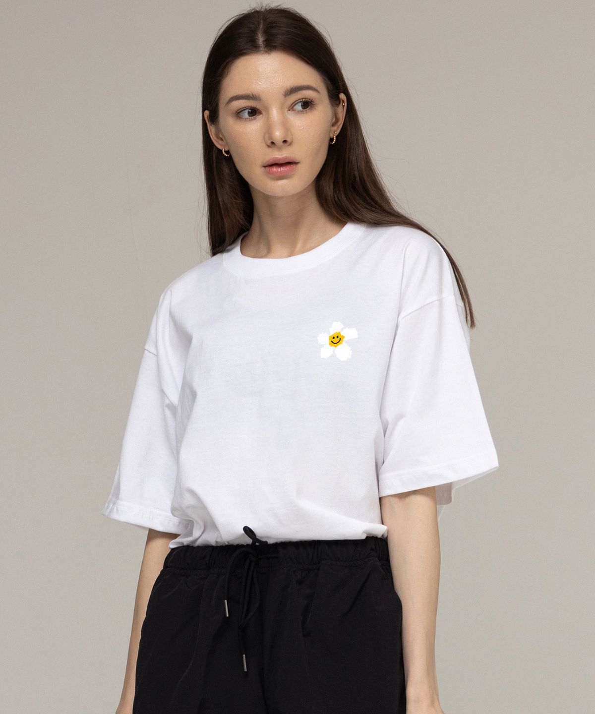 그레이버(GRAVER) [UNISEX]스몰 테잎 플라워 스마일 반팔티_화이트