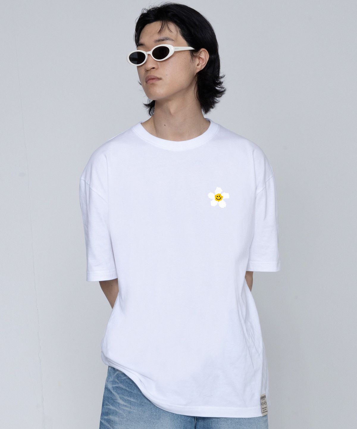 그레이버(GRAVER) [UNISEX]스몰 테잎 플라워 스마일 반팔티_화이트