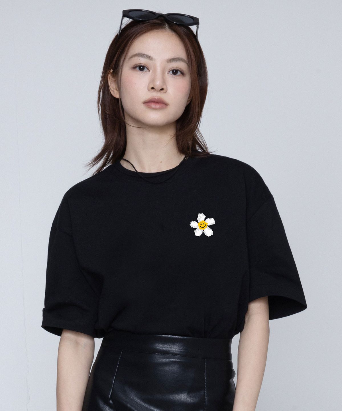 그레이버(GRAVER) [UNISEX]스몰 테잎 플라워 스마일 반팔티_블랙