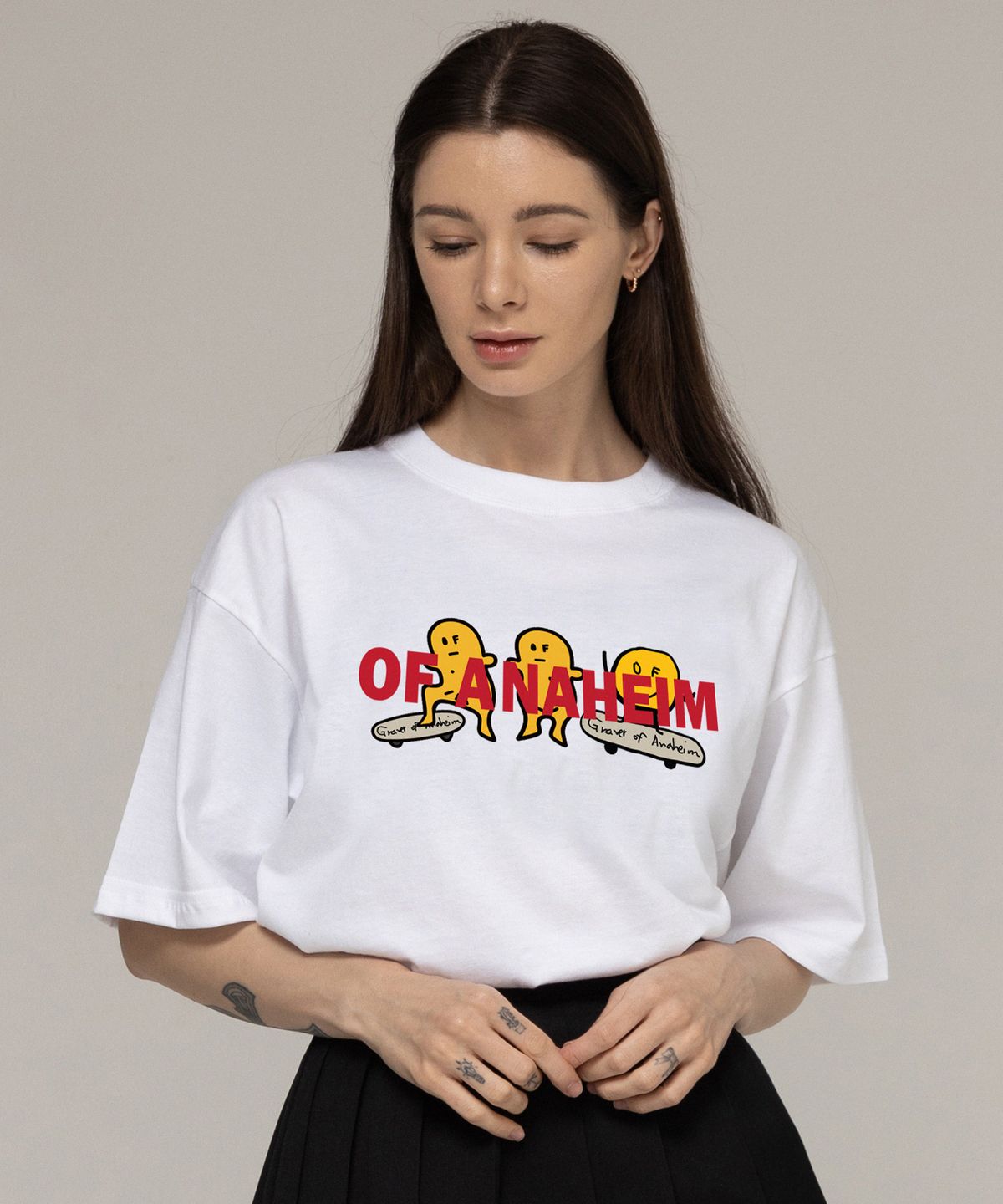 그레이버(GRAVER) [UNISEX]3스마일 보드 반팔티_화이트/레드 로고