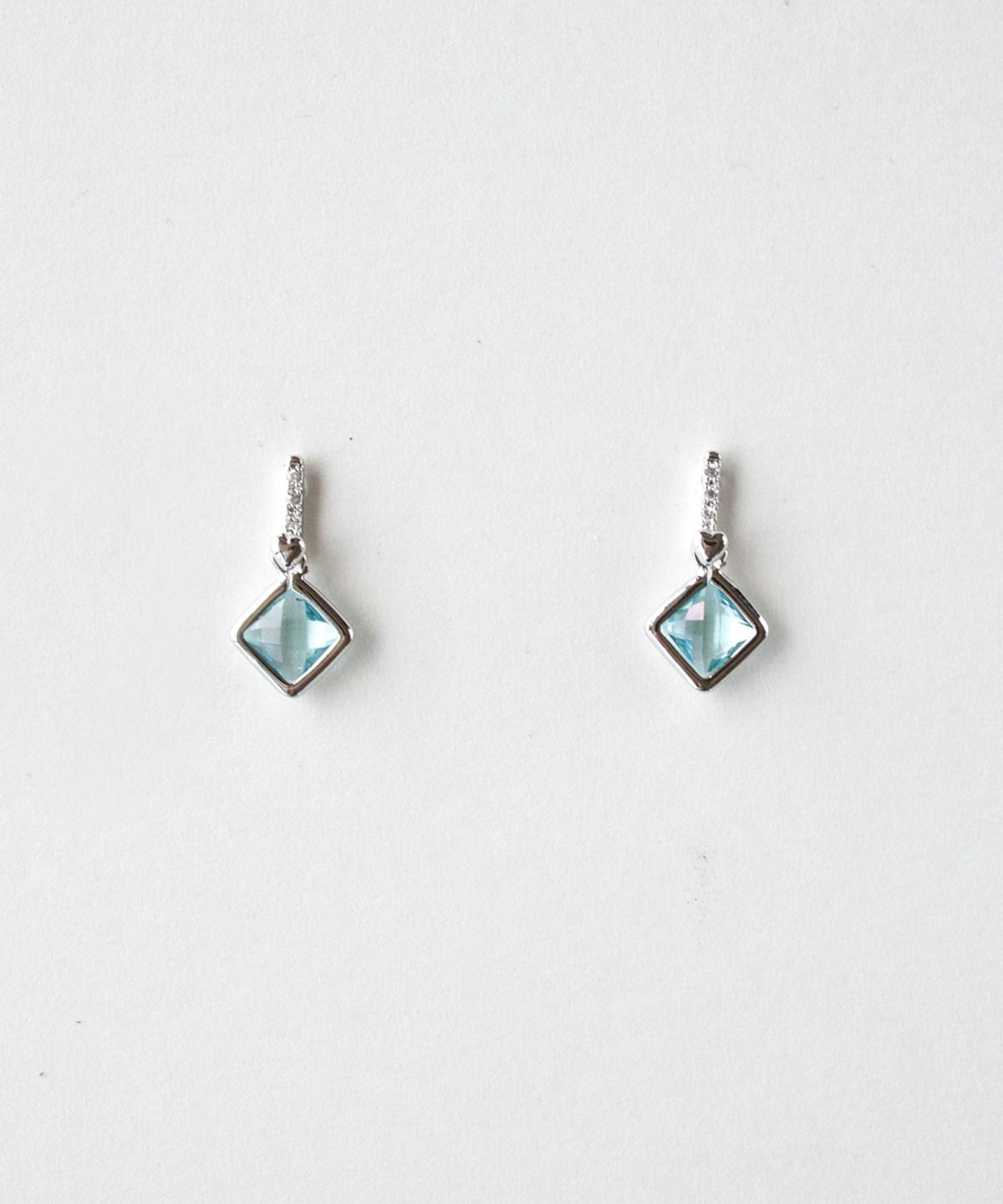 메리모티브(MERRYMOTIVE) Heart bar with aqua crystal drop earring