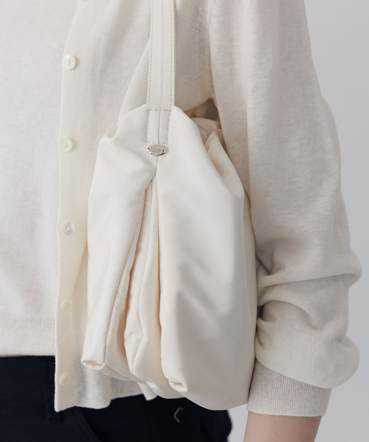 튜드먼트(TTUDEMENT) SHELL HOBO BAG CREAM