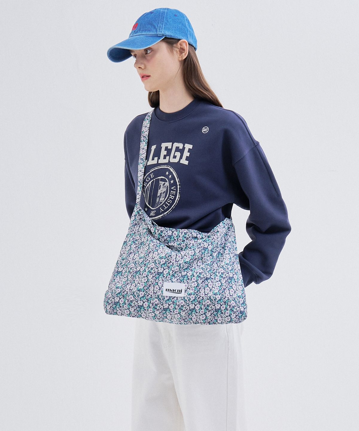 마크니(MACNI) FLORAL ECO CROSS BAG_NAVY