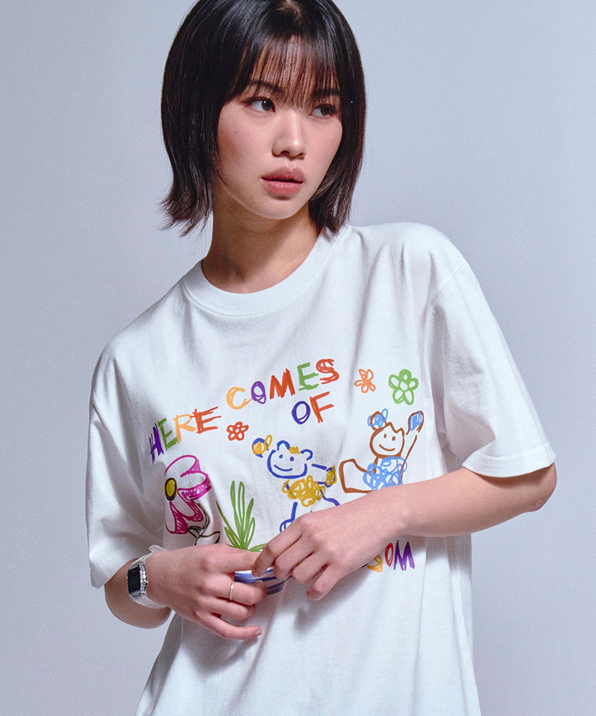 그레이버(GRAVER) [UNISEX]HERE COMES OF 드로잉 반팔티_2color