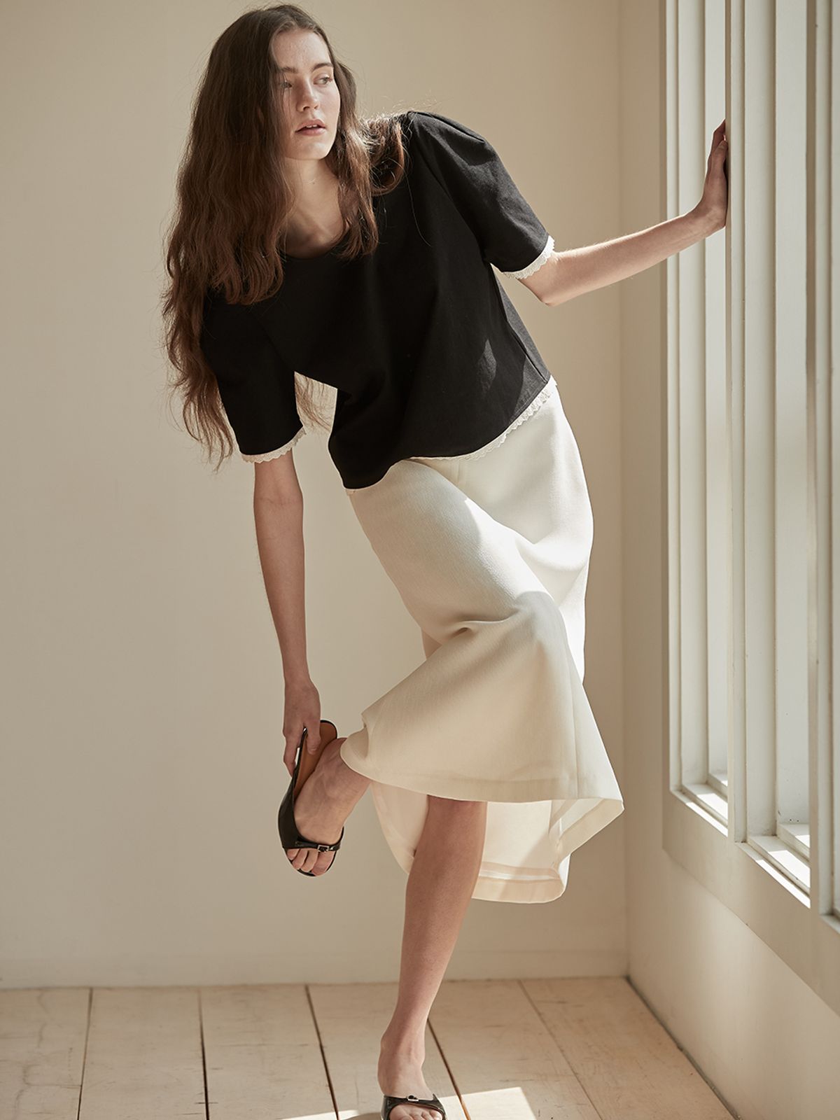 비뮤즈맨션(BEMUSE MANSION) Hem line lace detail top - Black