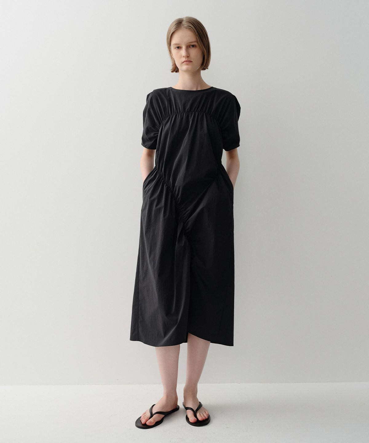 이아(EAAH) SHIRRING LONG DRESS (BLACK)
