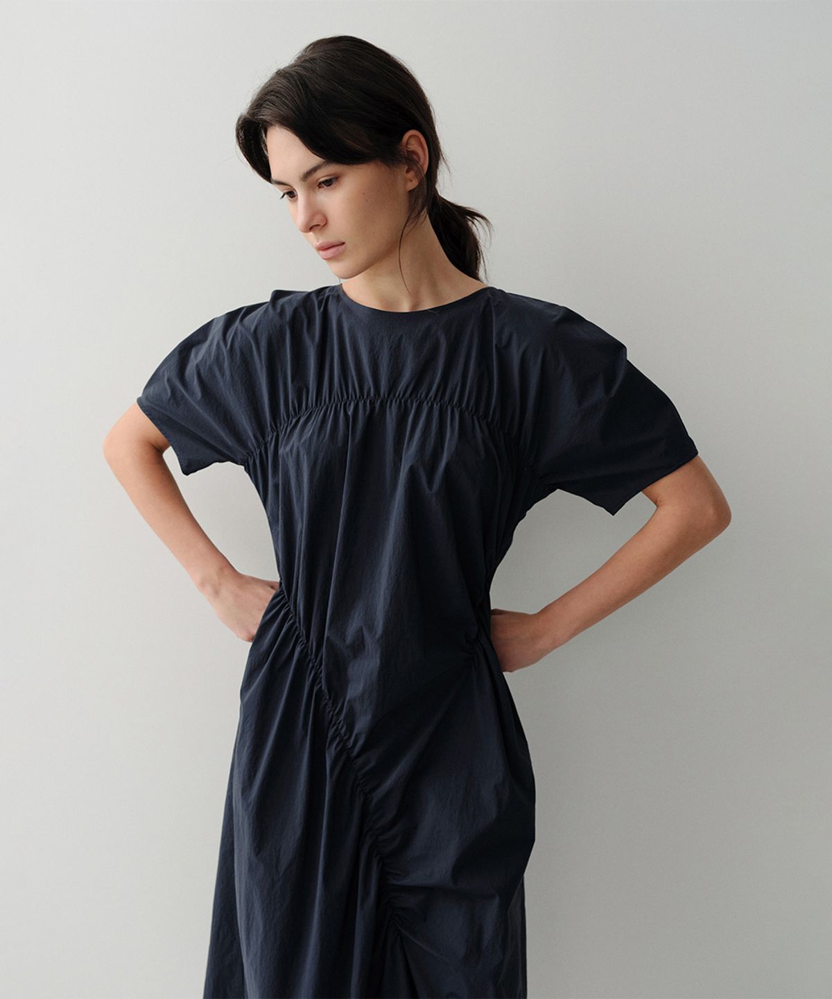 이아(EAAH) SHIRRING LONG DRESS (NAVY)
