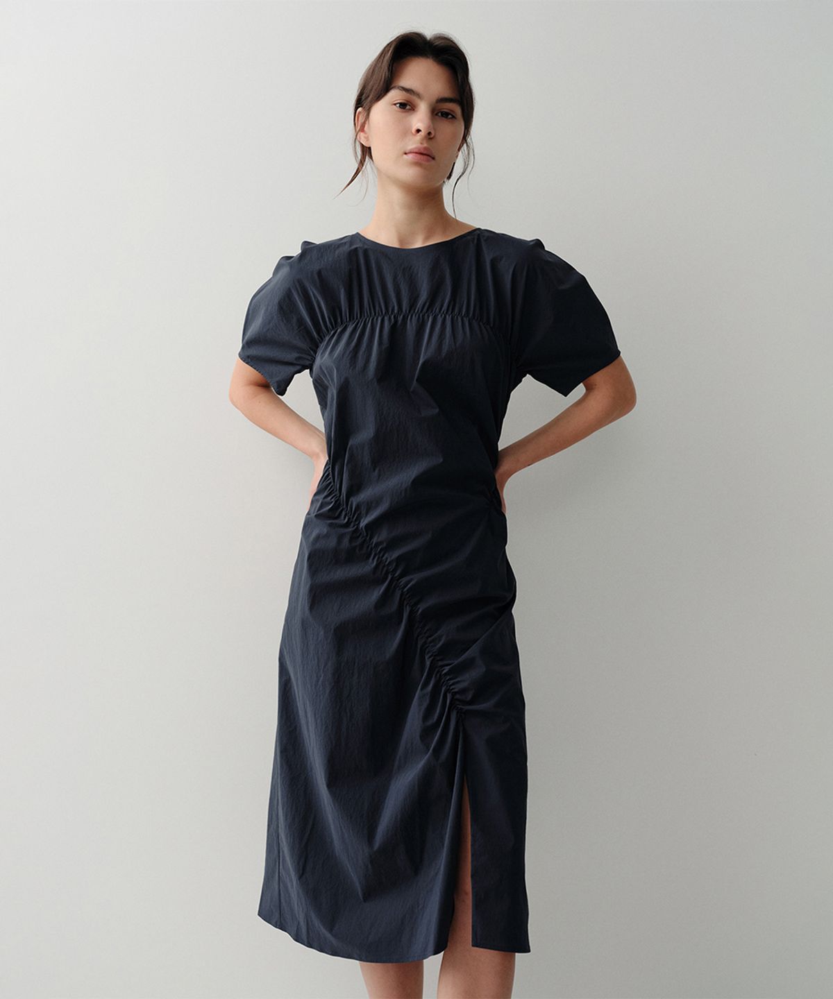 이아(EAAH) SHIRRING LONG DRESS (NAVY)