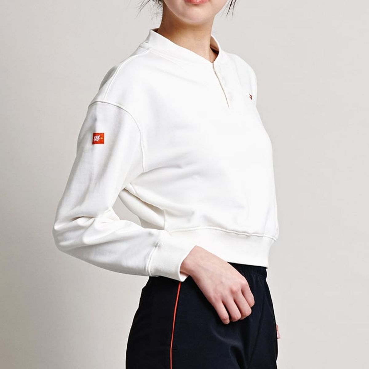 요넥스(YONEX) 245TL006F 화이트 여성용 크롭 맨투맨 티셔츠