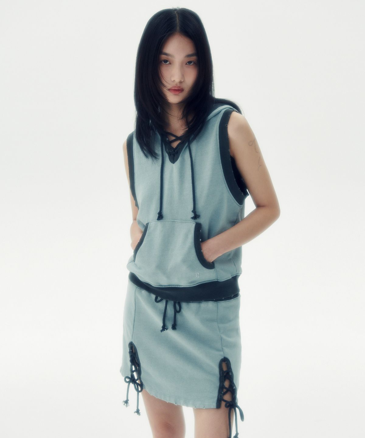 러닝하이(RUNNINGHIGH) 후드 슬리브리스 스웻 베스트 [스카이 블루]