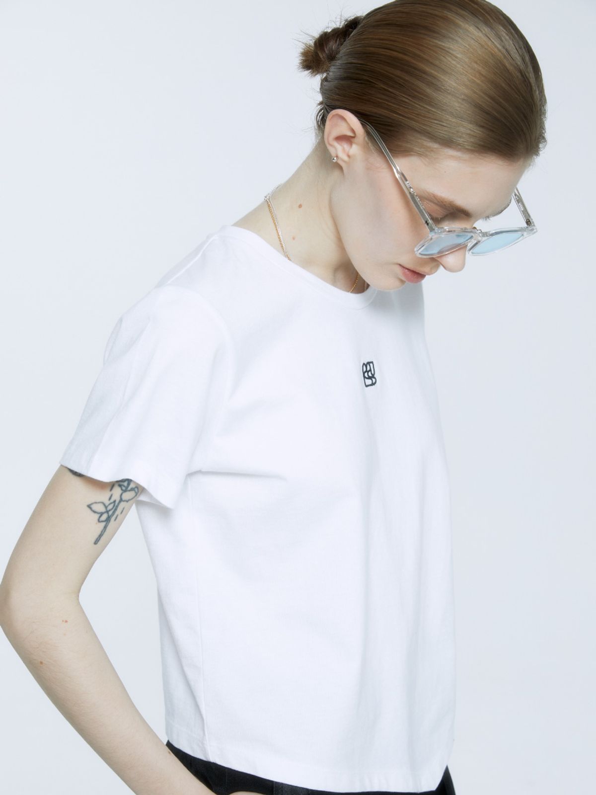 뮤제(MUSEE) KALO Embroidered Unbalanced Hem T-shirt_White