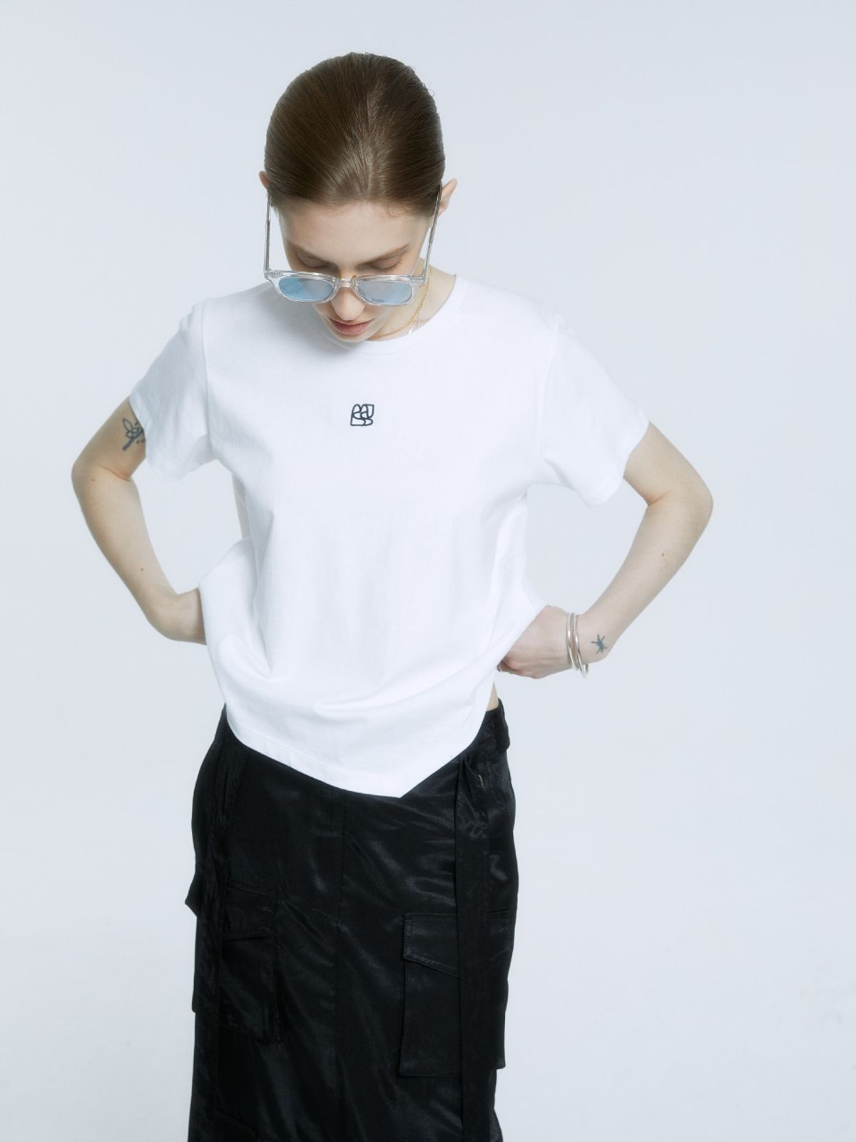 뮤제(MUSEE) KALO Embroidered Unbalanced Hem T-shirt_White