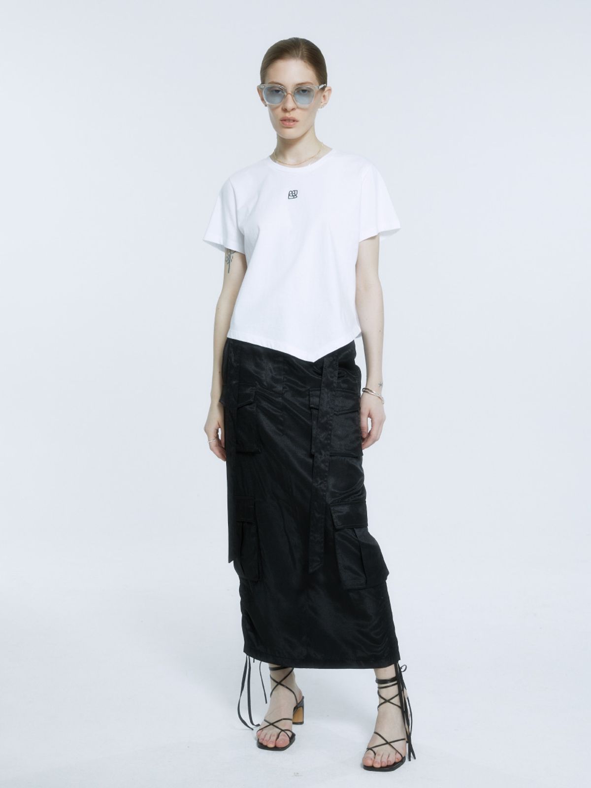 뮤제(MUSEE) KALO Embroidered Unbalanced Hem T-shirt_White