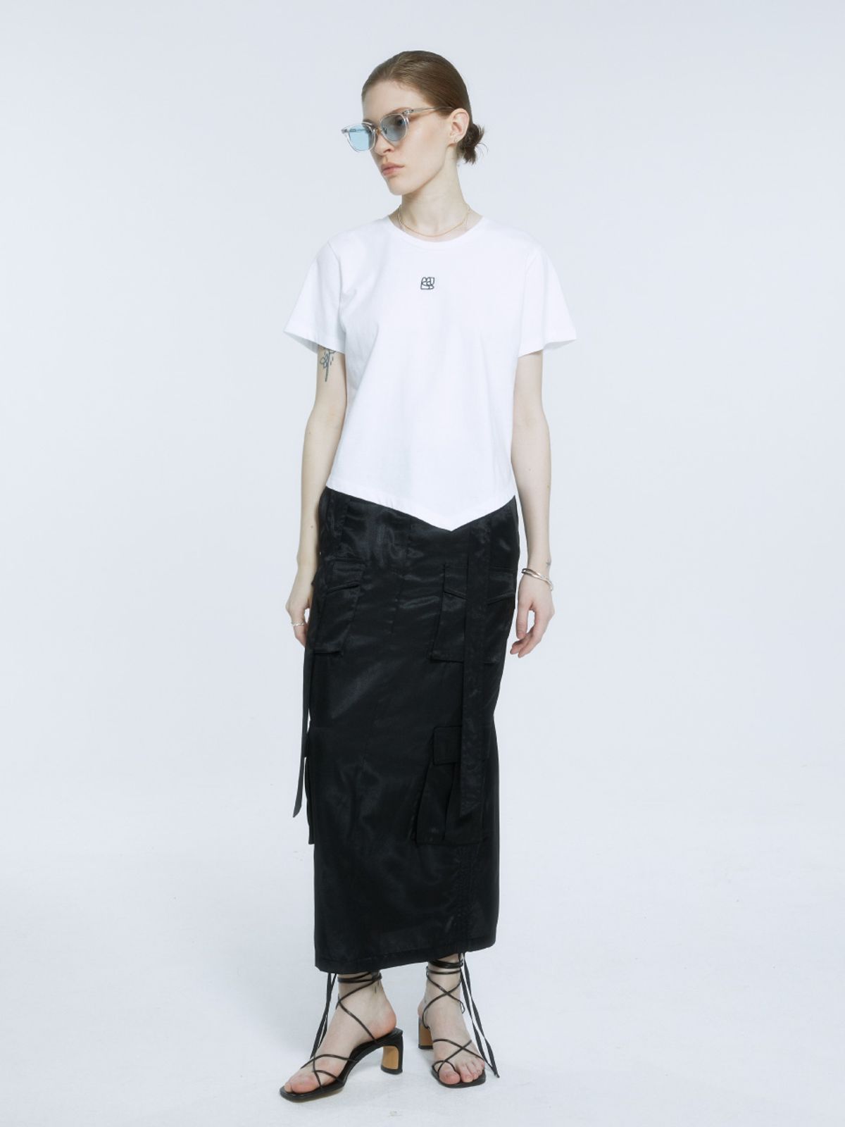 뮤제(MUSEE) KALO Embroidered Unbalanced Hem T-shirt_White