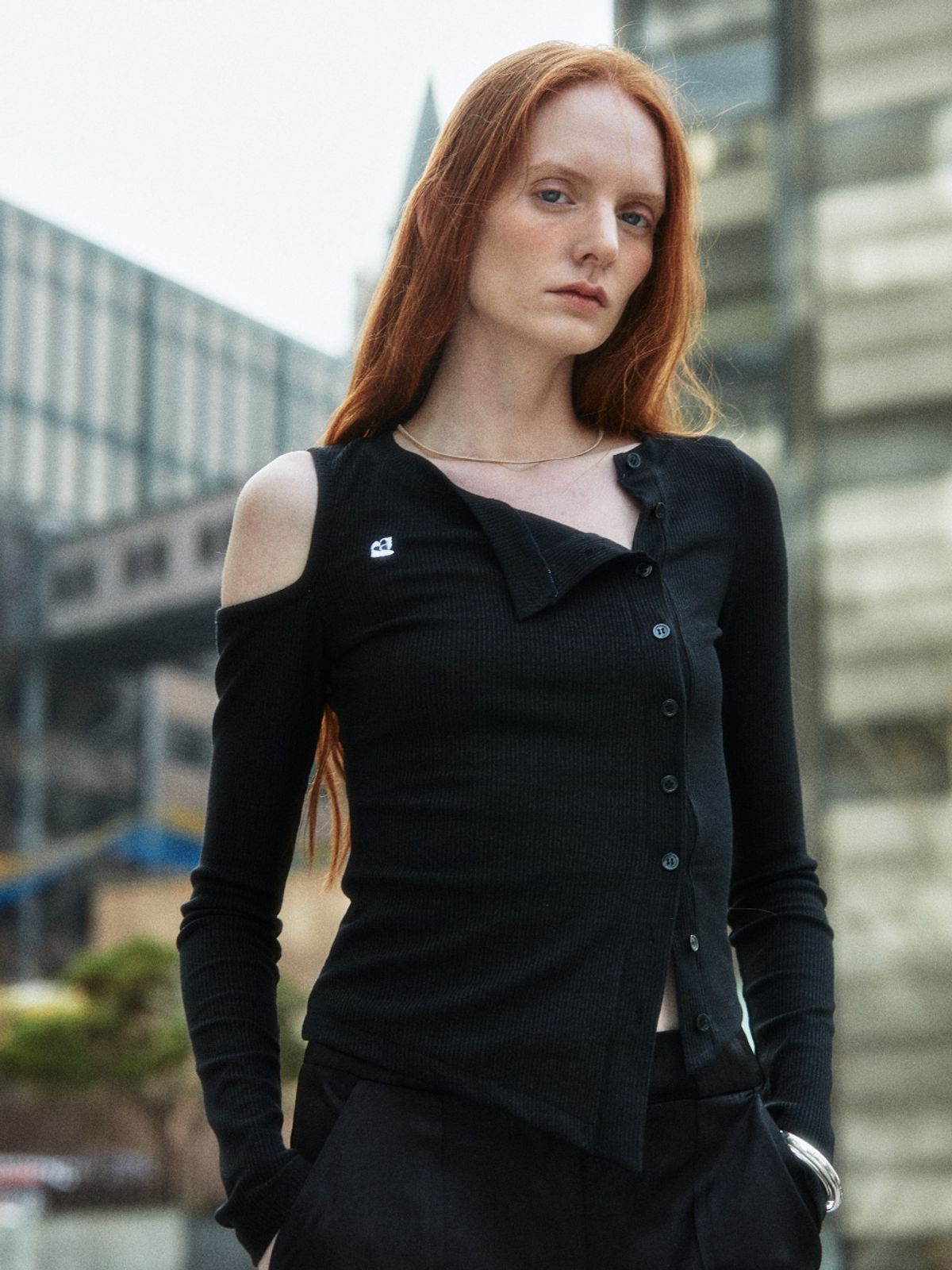 뮤제(MUSEE) VIENNE Unbalanced Cut-Out Detail Knitted Cardigan_Black
