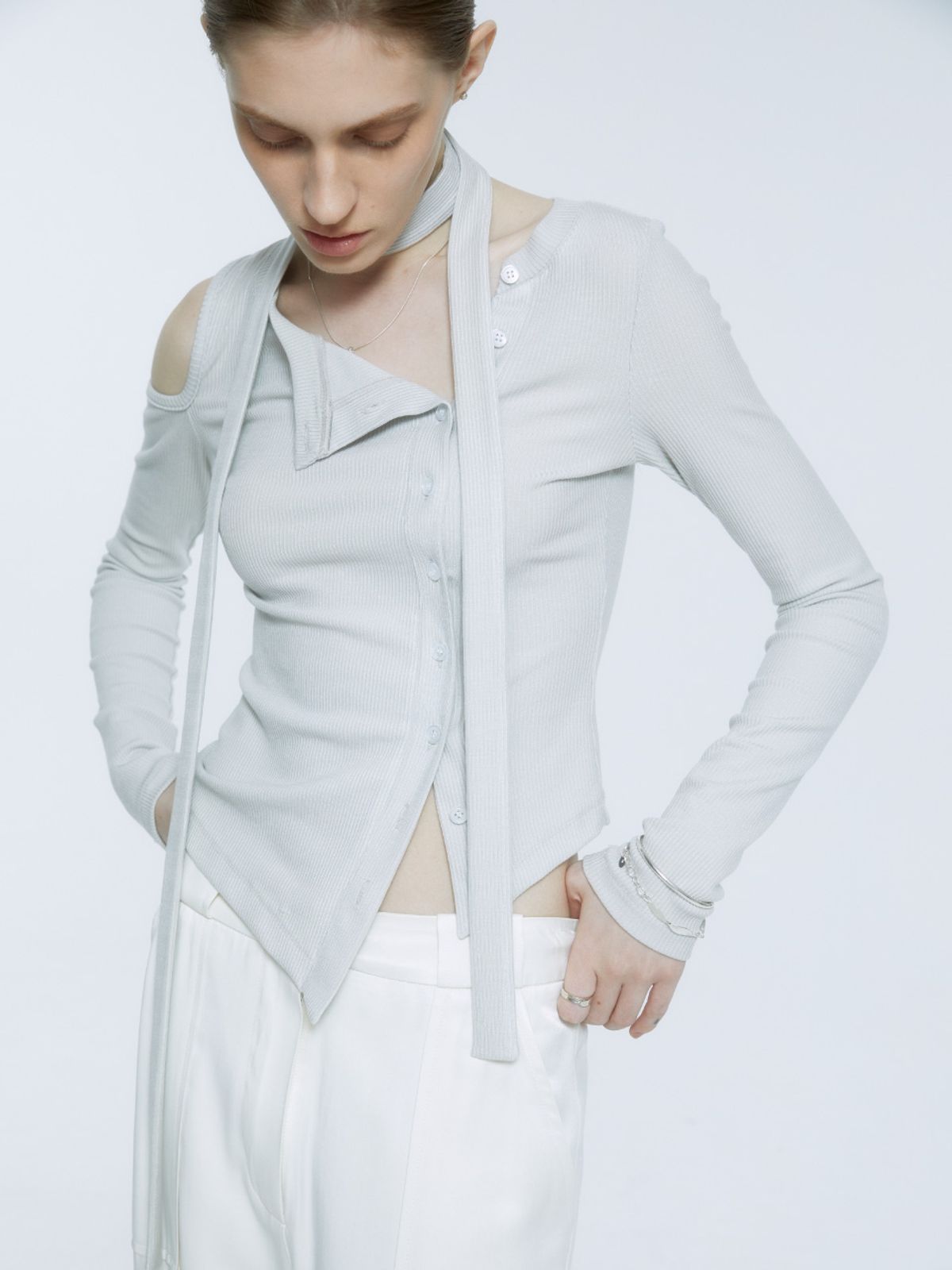 뮤제(MUSEE) VIENNE Unbalanced Cut-Out Detail Knitted Cardigan_Gray