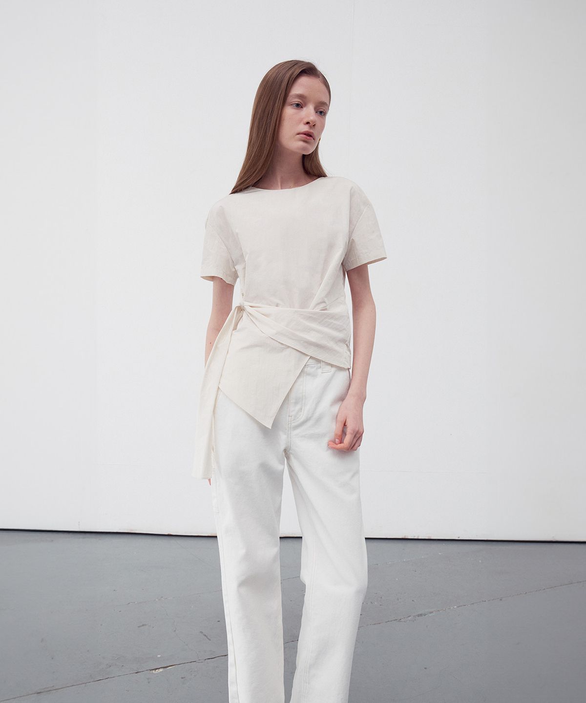 리이(RE RHEE) ASYMMETRIC HEM BLOUSE CREAM