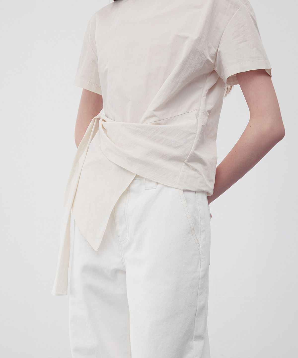 리이(RE RHEE) ASYMMETRIC HEM BLOUSE CREAM