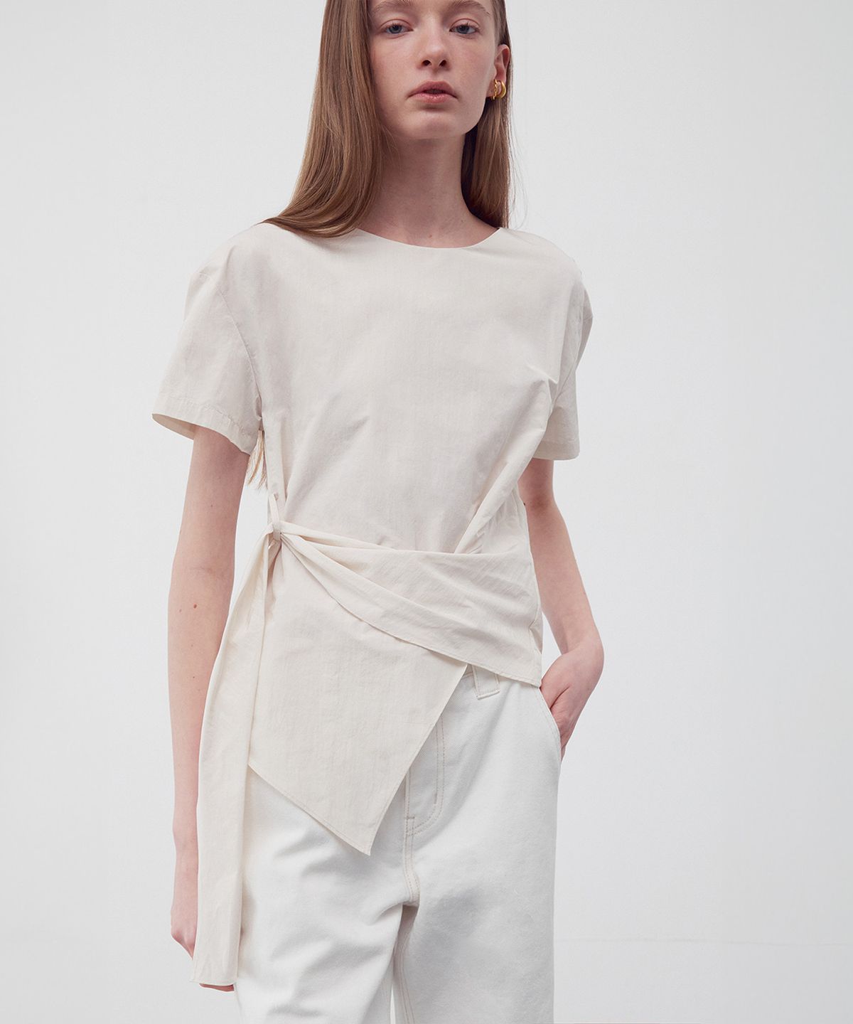 리이(RE RHEE) ASYMMETRIC HEM BLOUSE CREAM